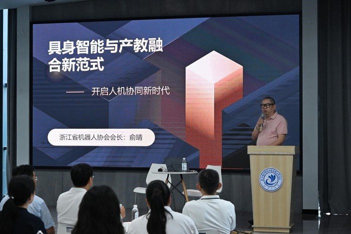 我们的路在何方”为主题