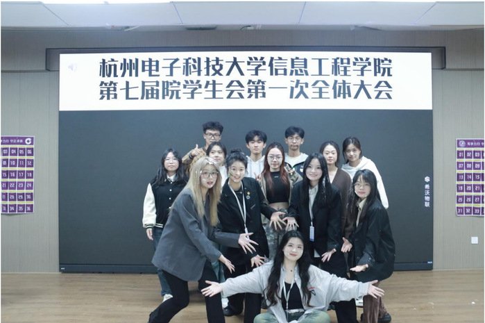 创新于行”的努力践行“全心全意为同学