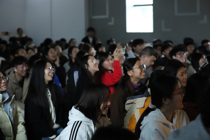 在格致楼学术报告厅举办湖畔大讲堂第三